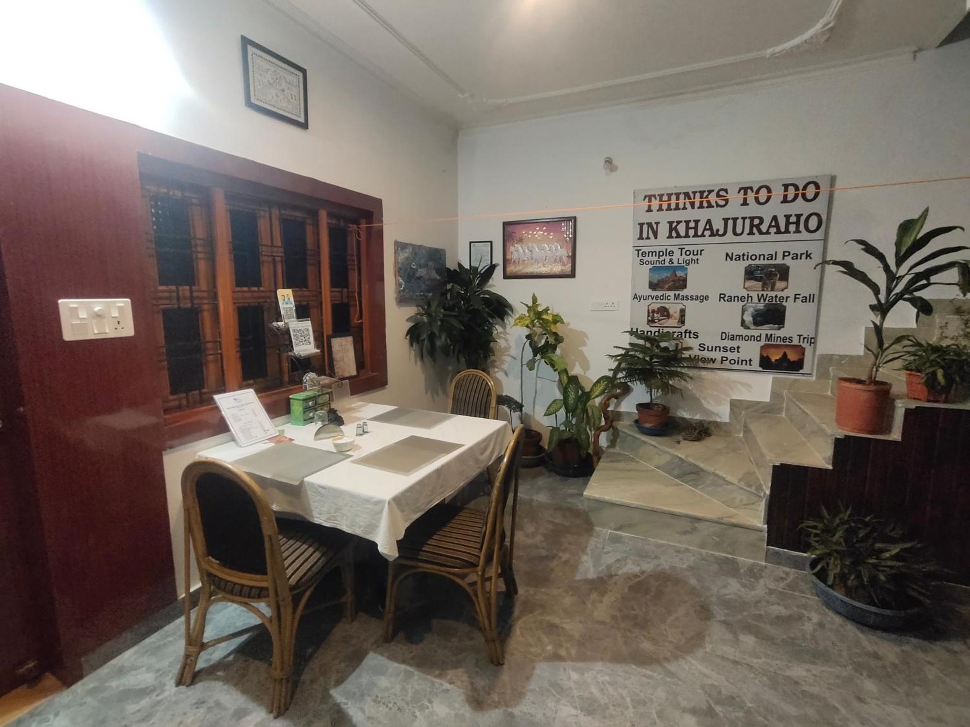 Khajuraho Glory Homestay Bagian luar foto