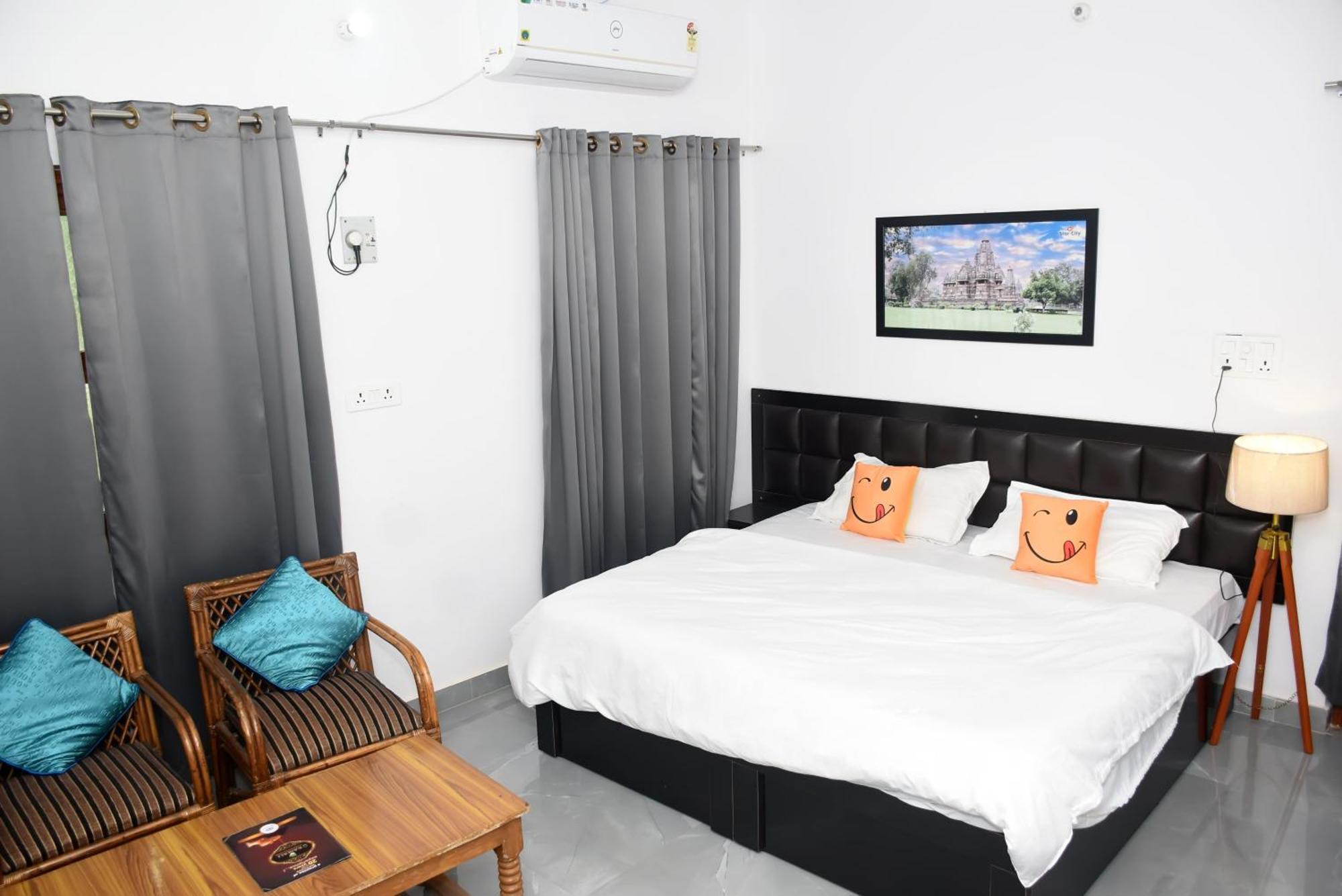Khajuraho Glory Homestay Bagian luar foto