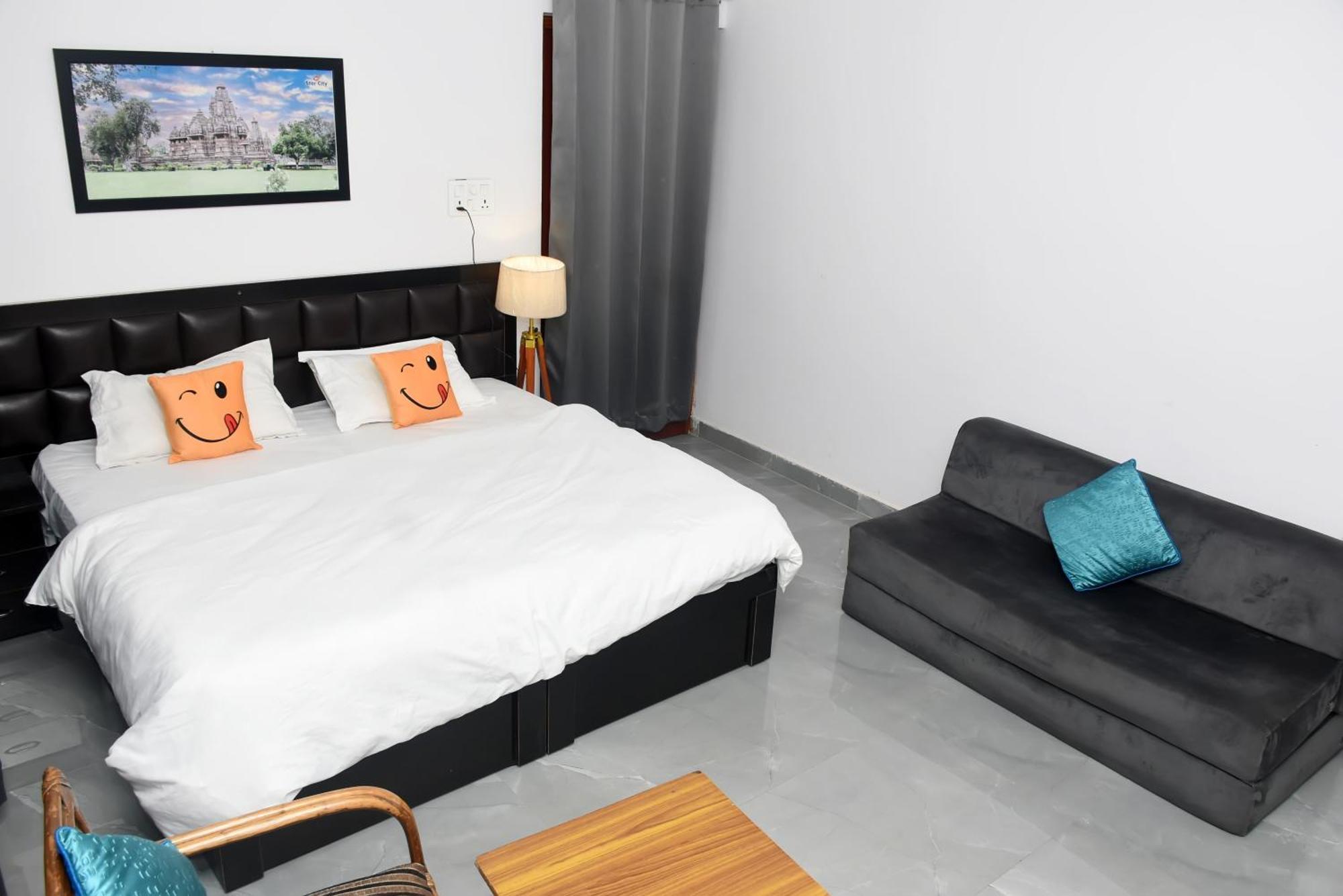 Khajuraho Glory Homestay Bagian luar foto