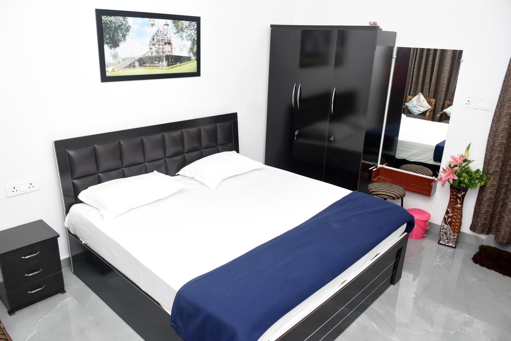 Khajuraho Glory Homestay Bagian luar foto