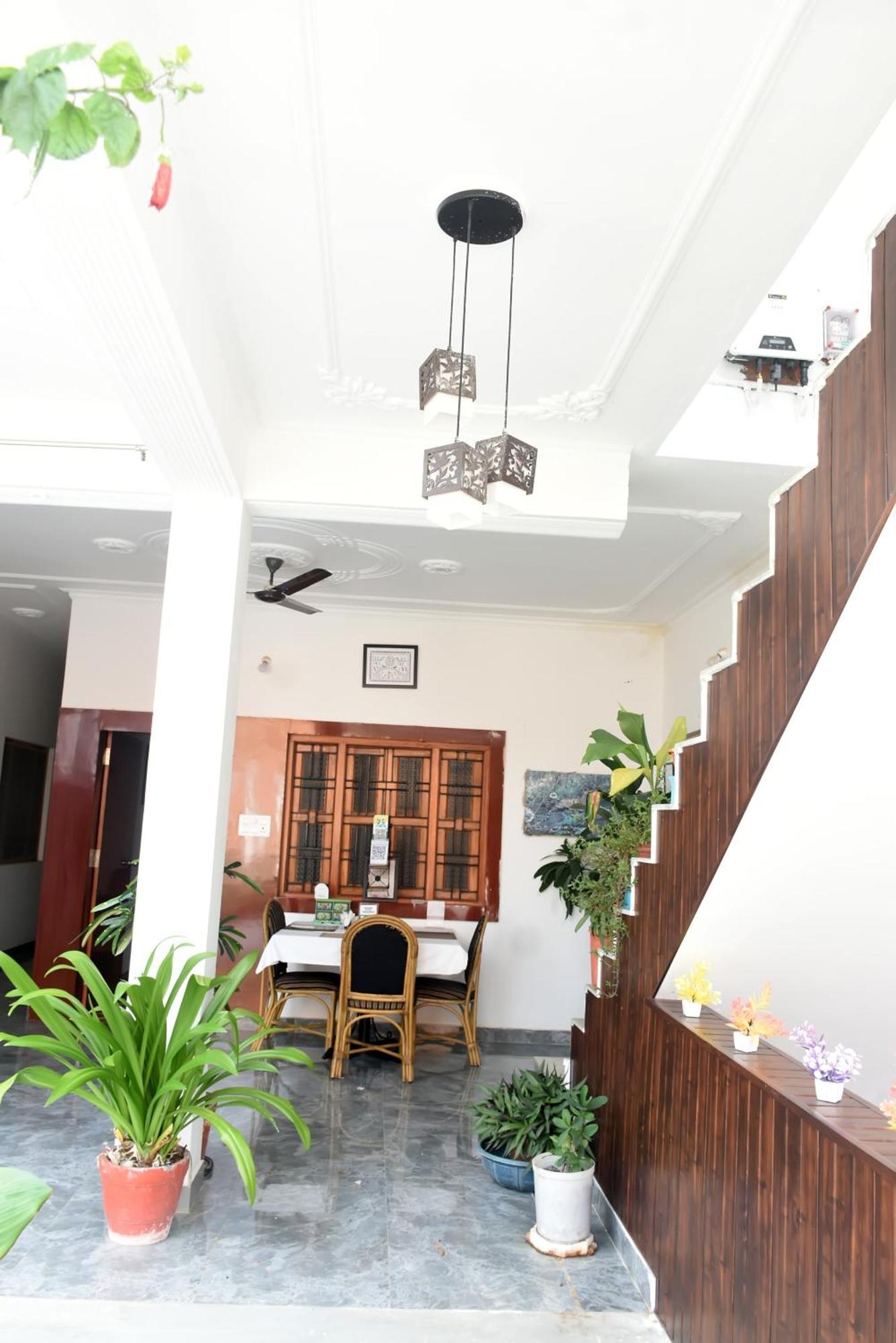 Khajuraho Glory Homestay Bagian luar foto