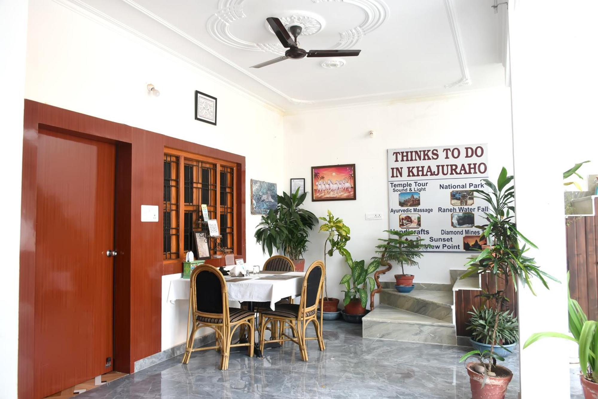 Khajuraho Glory Homestay Bagian luar foto