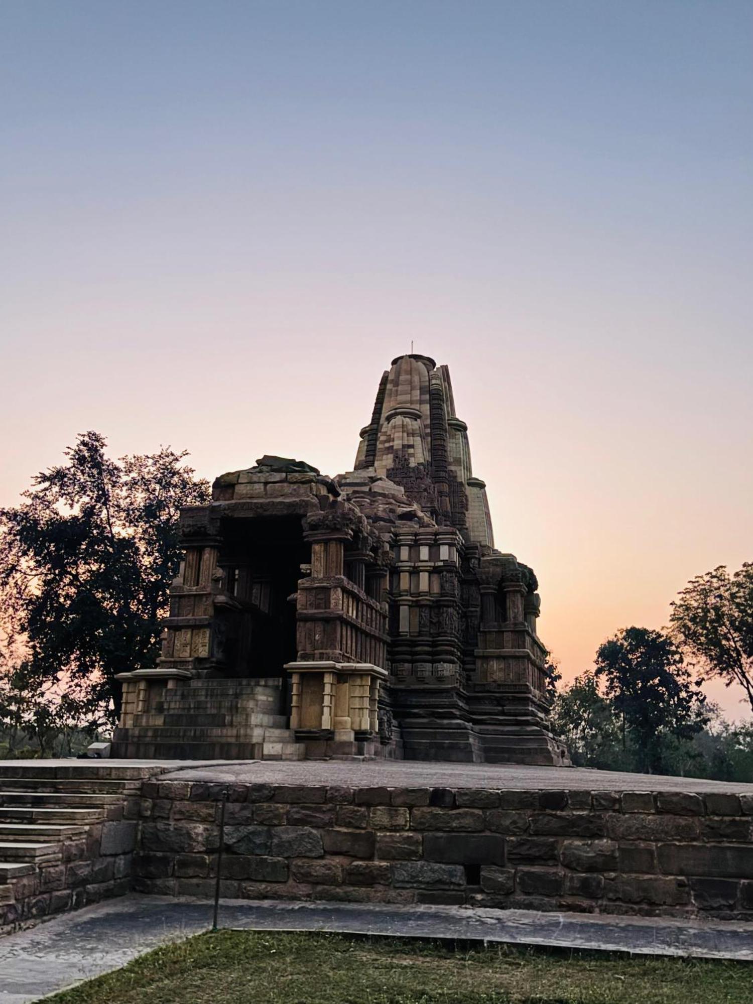 Khajuraho Glory Homestay Bagian luar foto