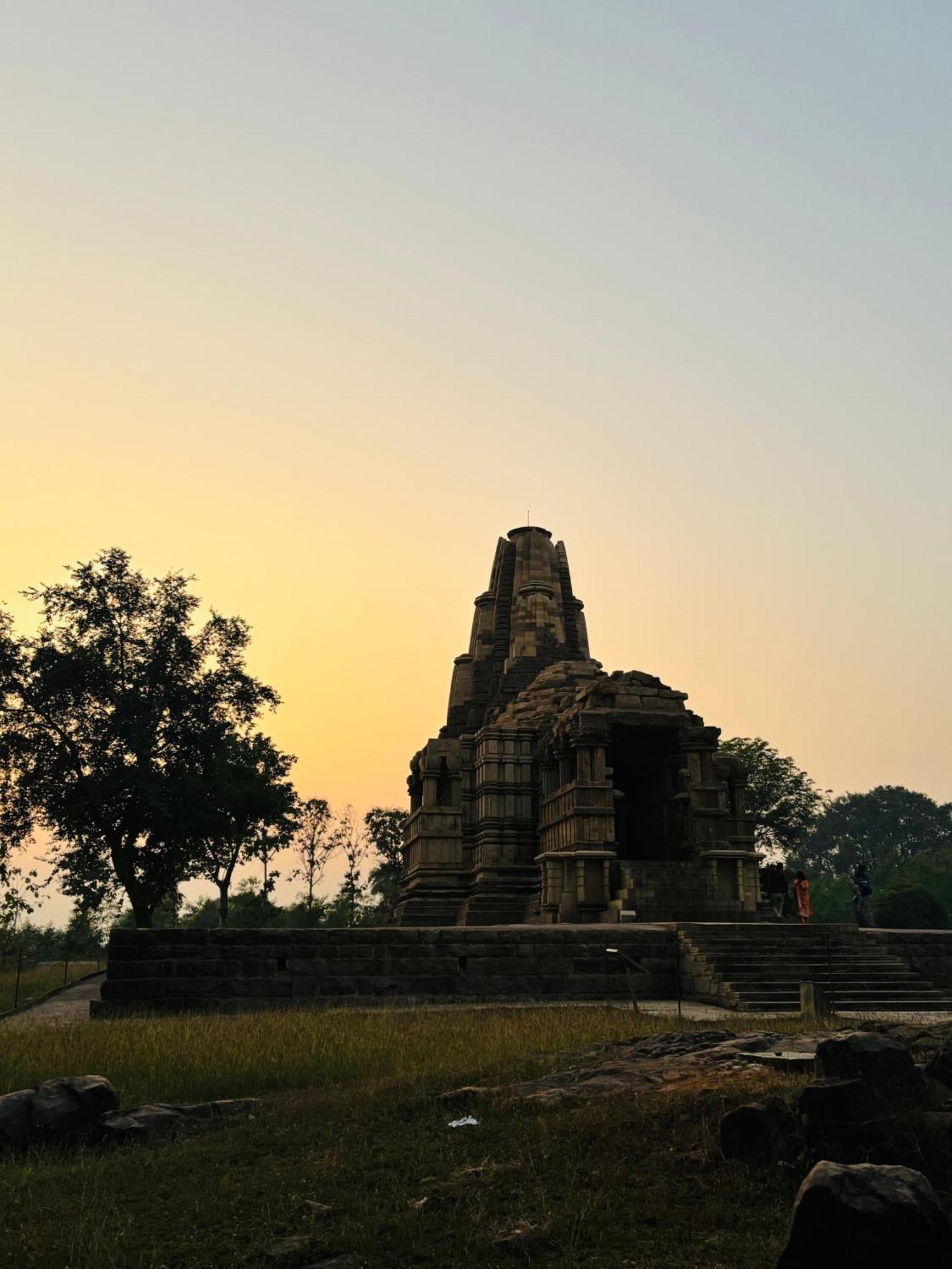 Khajuraho Glory Homestay Bagian luar foto