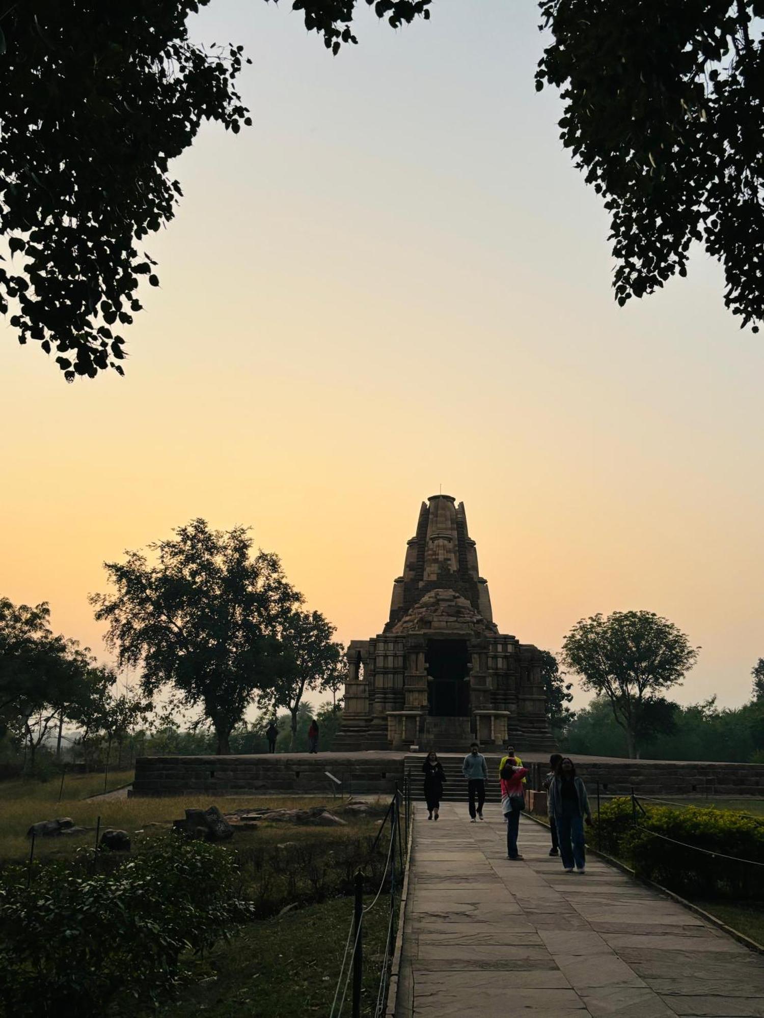 Khajuraho Glory Homestay Bagian luar foto