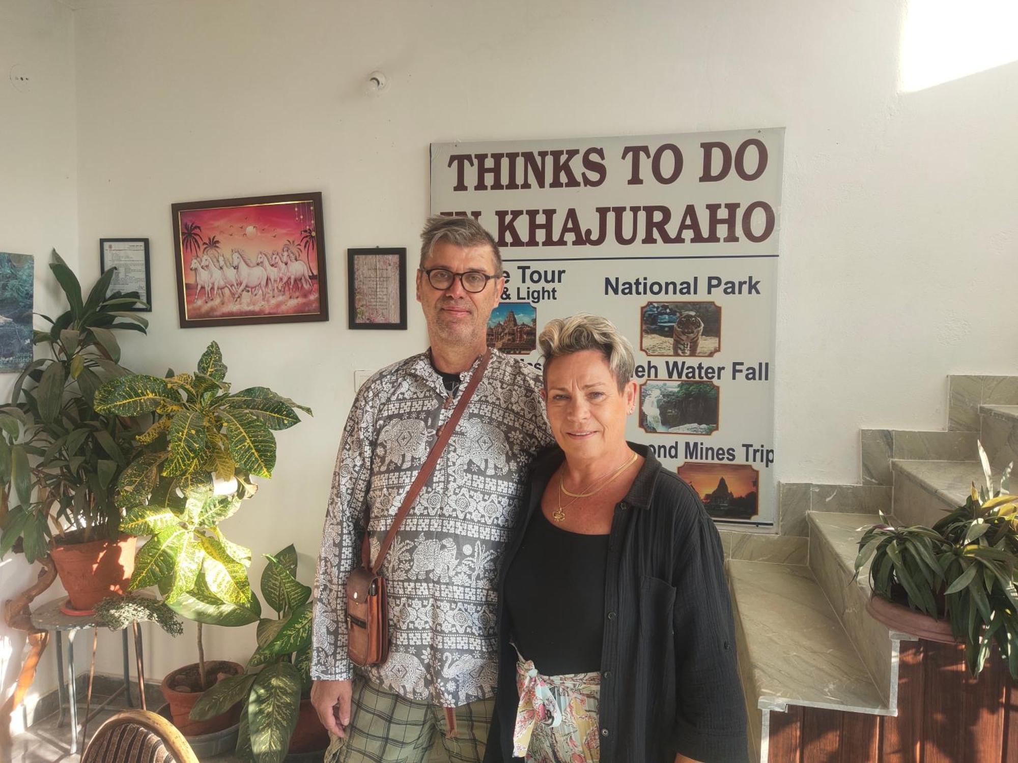 Khajuraho Glory Homestay Bagian luar foto