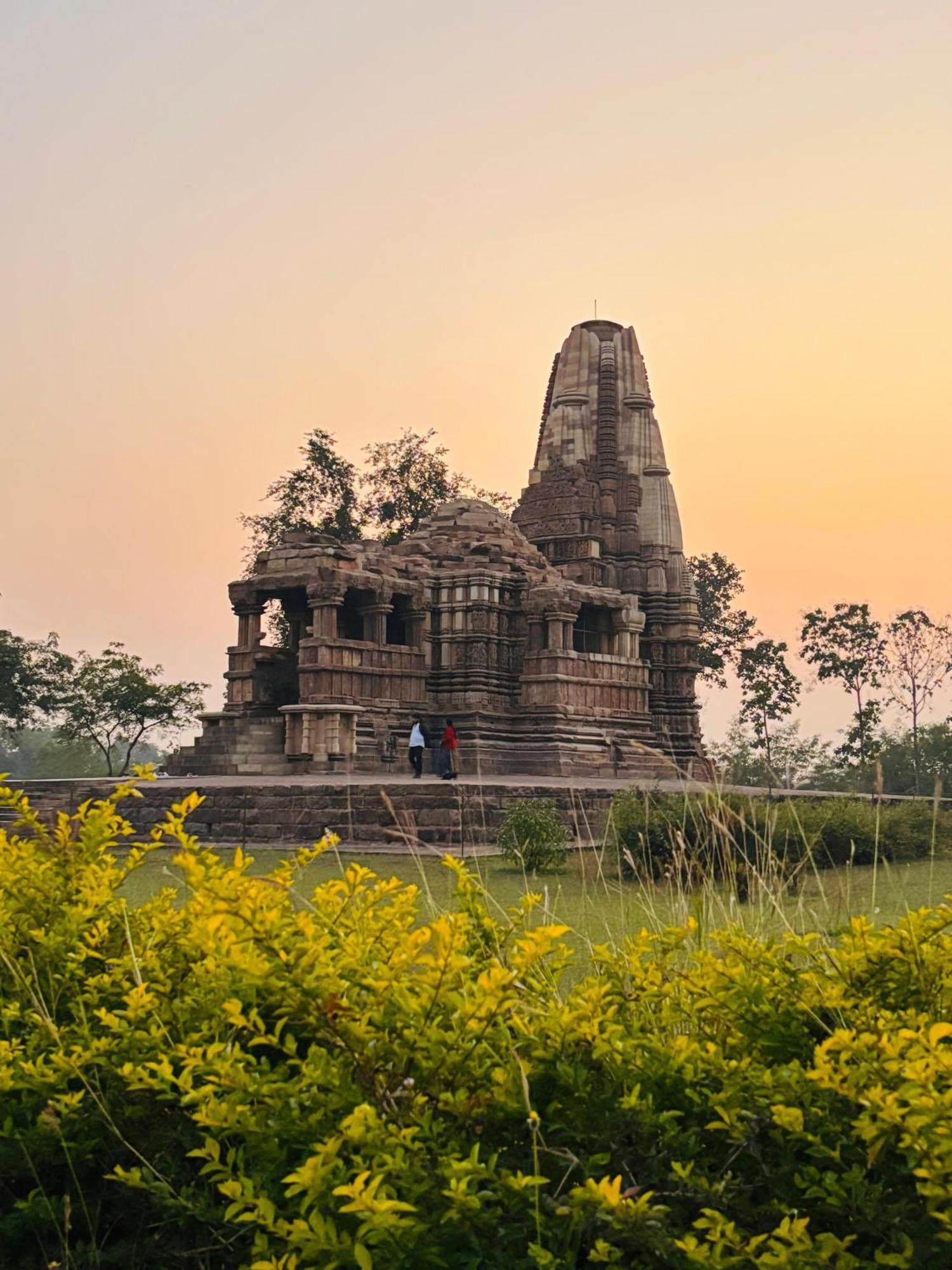 Khajuraho Glory Homestay Bagian luar foto