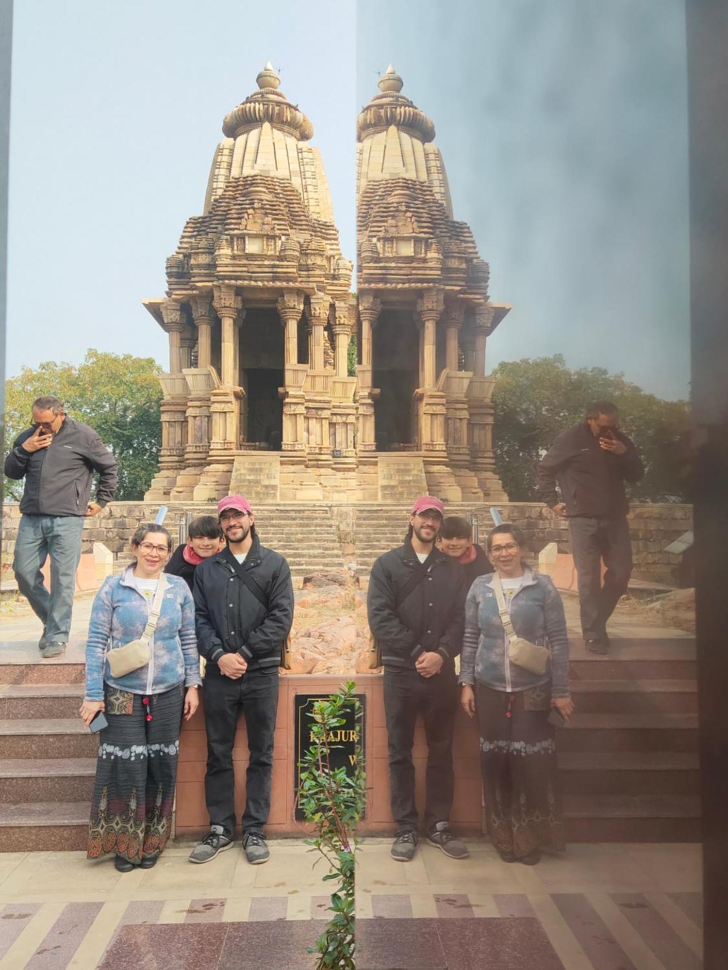 Khajuraho Glory Homestay Bagian luar foto